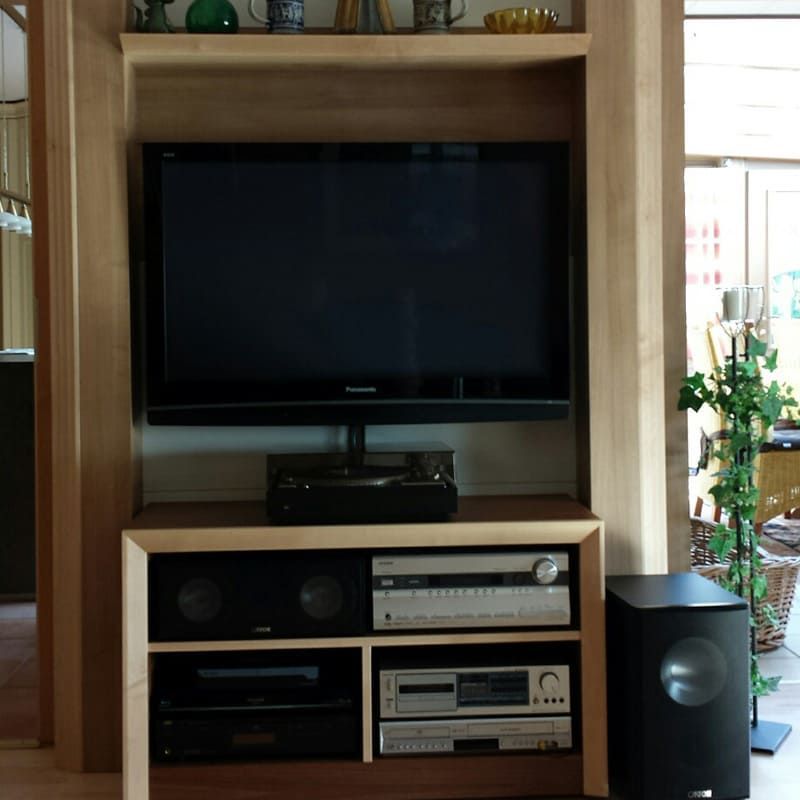 Ein Flachbildfernseher steht auf einem hölzernen Entertainment-Center