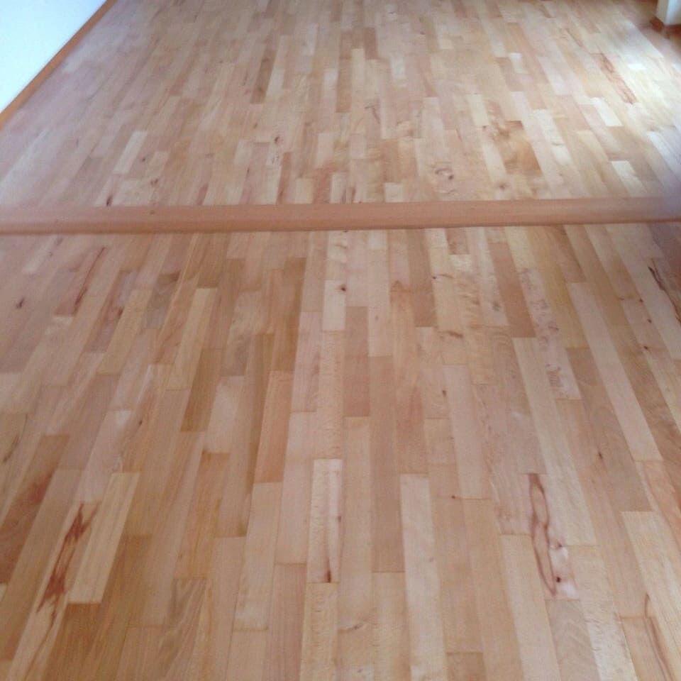 Eine Nahaufnahme eines Holzbodens in einem Raum