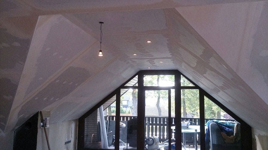 Ein Raum mit gewölbter Decke und vielen Fenstern