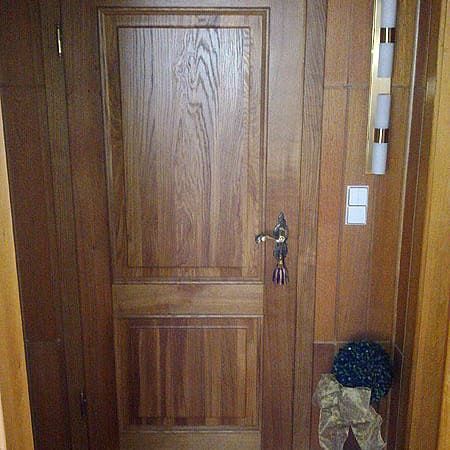 Eine Holztür mit einem Schlüssel daran