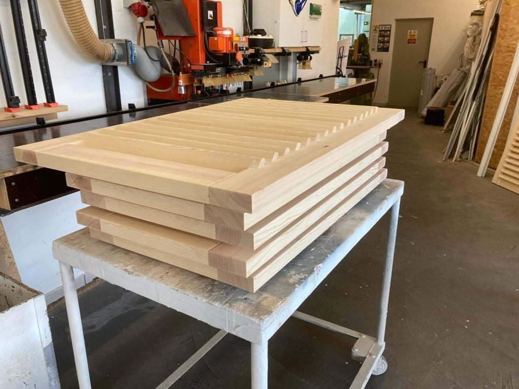 Ein Stapel Holzbretter auf einem weißen Tisch.