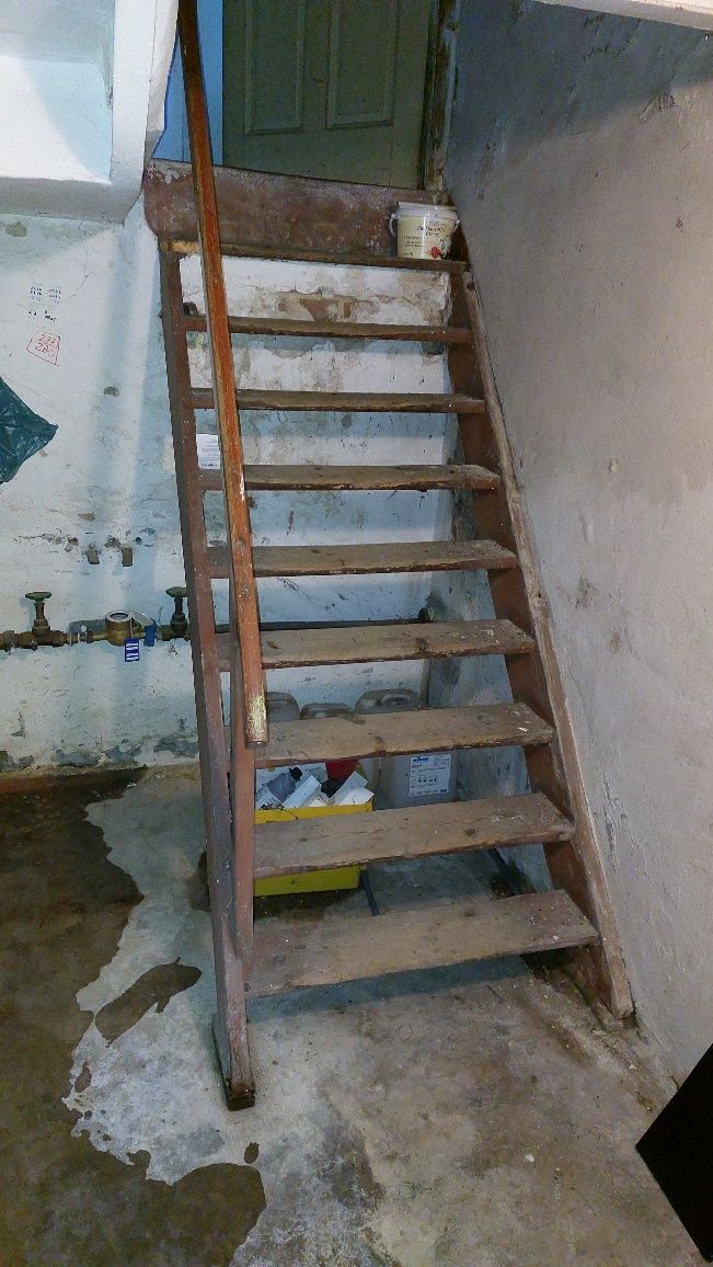 Eine Holztreppe führt in den zweiten Stock eines Gebäudes.