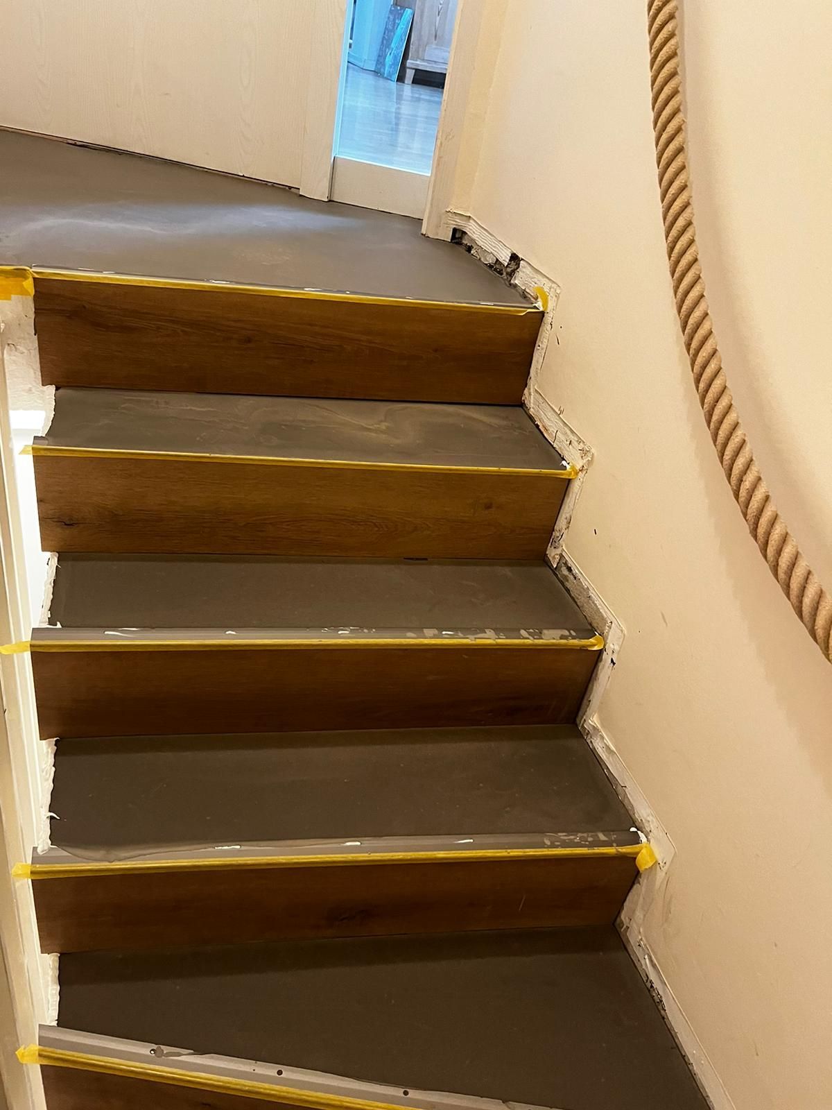 Eine Nahaufnahme einer Treppe mit einem Seilgeländer.