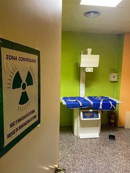 Una habitación con un cartel en la pared que dice zona controlada