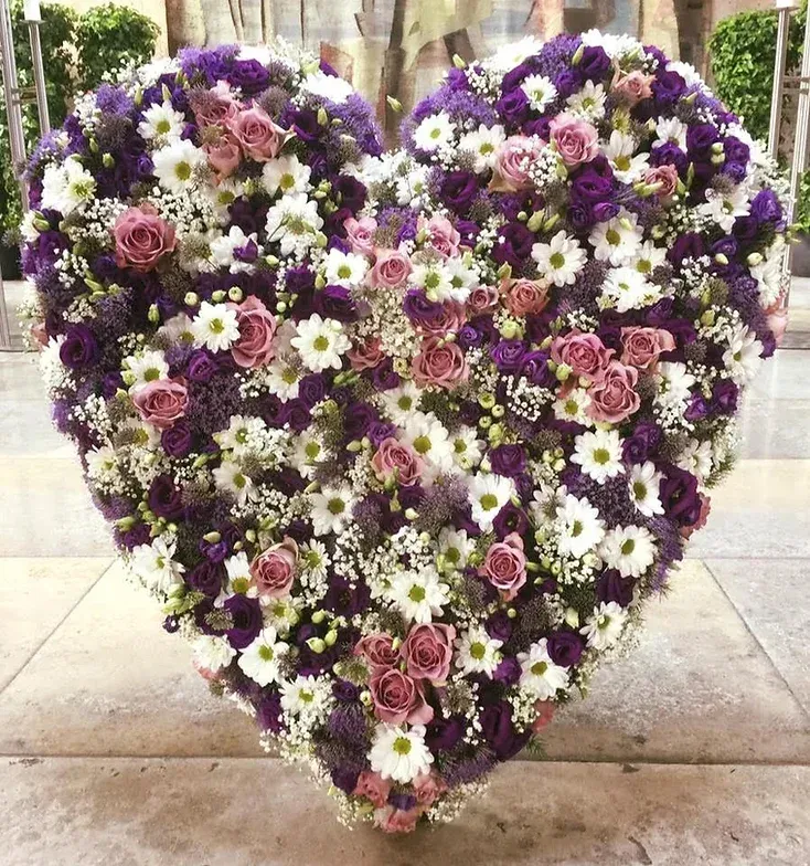 Herzförmiges Blumengesteck