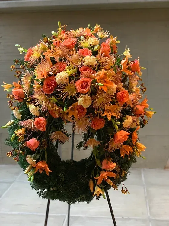 Blumenkranz mit Tannenzweigen