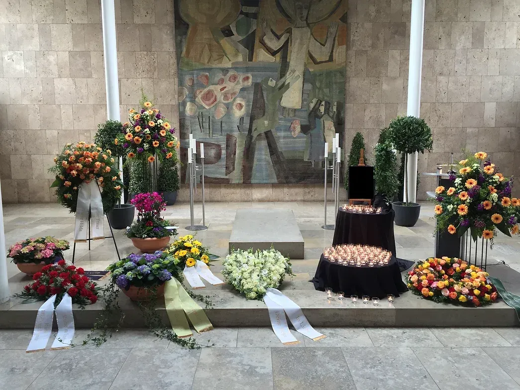 Trauerfloristik und Blumenkränze auf einer Beerdigung