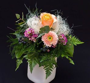 Blumenstrauß mit Dekoelementen und schlichten Blütenfarben