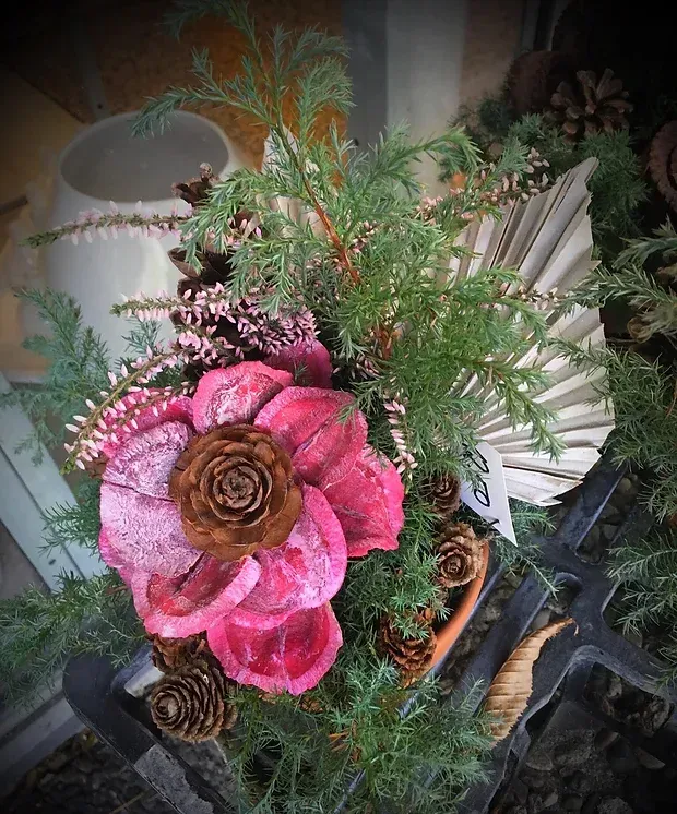 Blumengesteck mit Tannzapfen und Tannzweigen