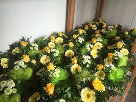 Viele identische Blumengestecke für eine Hochzeit