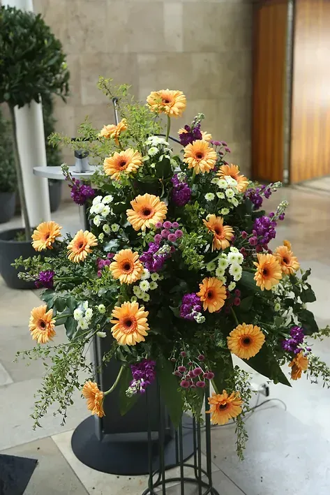 Lila-oranges Blumengesteck