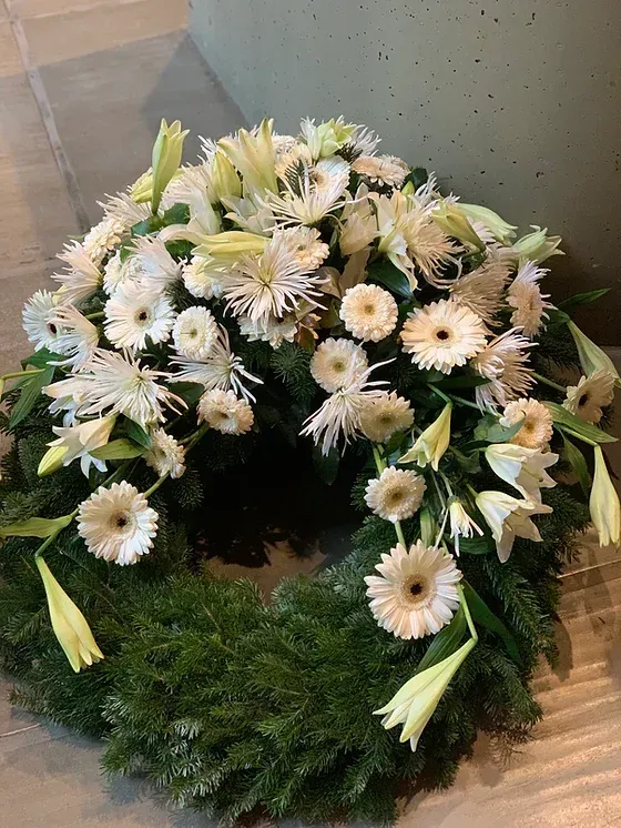 Tannenkranz mit weißen Blumen