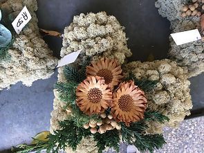 Winterliches Blumengesteck mit Holzdeko