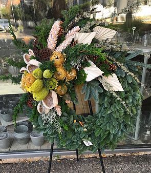 Großer Weihnachtlich dekorierter Tannenkranz