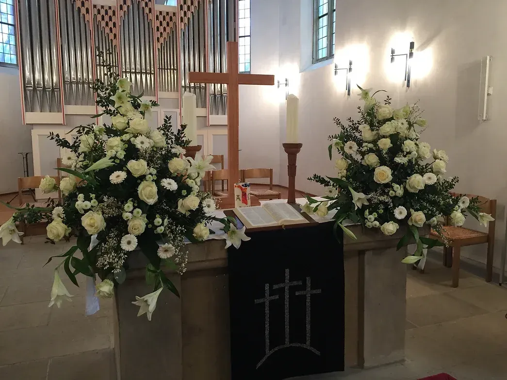 Blumenarrangements in der Kirche