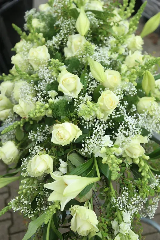 Blumenstrauß mit weißen Blumen