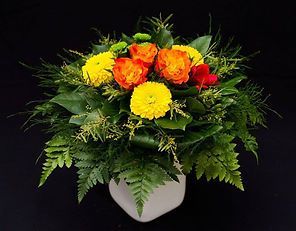 Sommerlich-Tropischer Blumenstrauß in Gelb-Rot mit Farnen