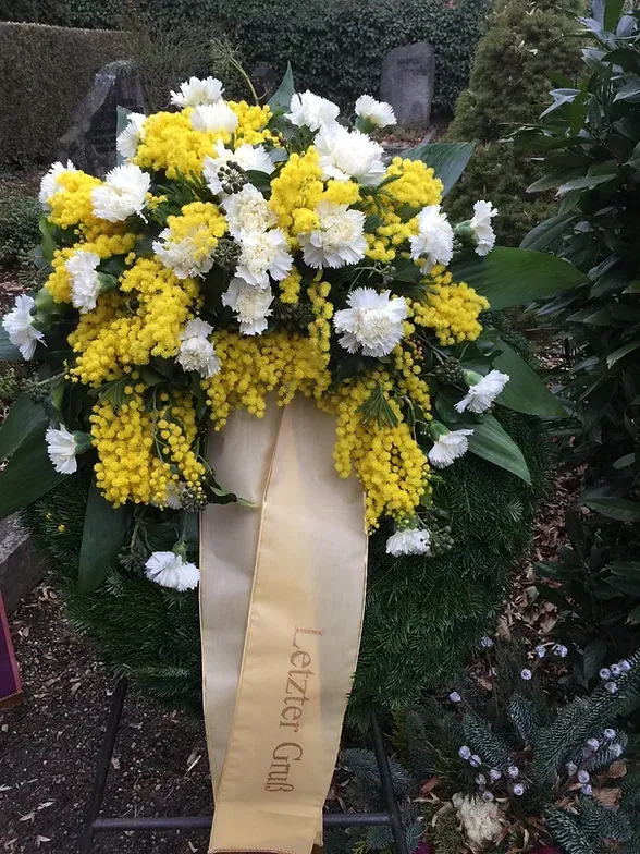 Trauergesteck mit Schärpe