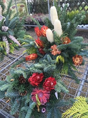 Weihnachtliches Blumengesteck für die Grabpflege oder als Tischdeko