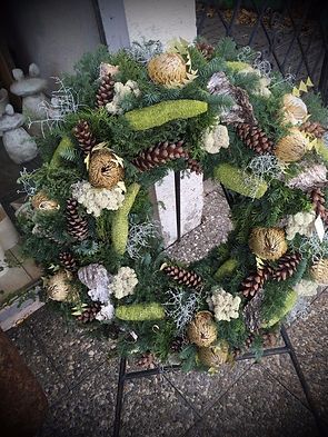 Weihnachtskranz aus Tannen, Tannenzapfen und Deko