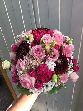 Blumenstrauß in Kugelform aus Rosa, Pinken und Weißen Blumen mit etwas Grün