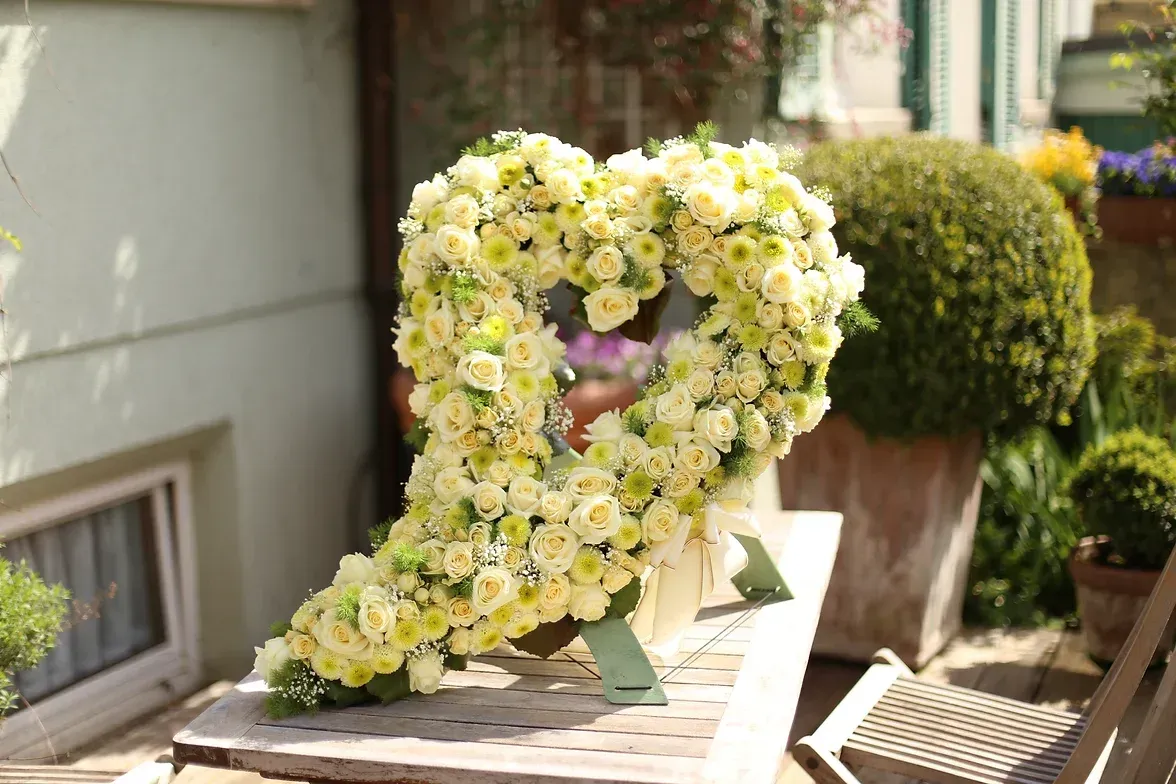 Blumengesteck in Herzform