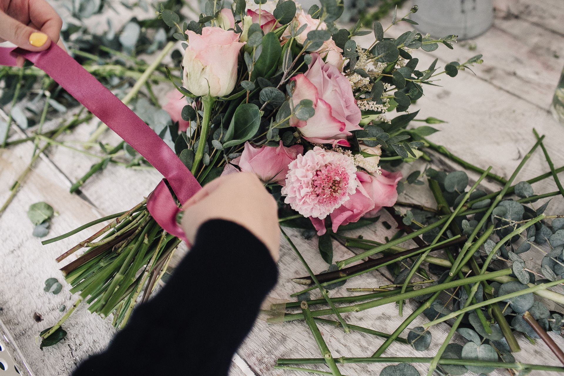 Florist stellt einen Blumenstrauß zusammen