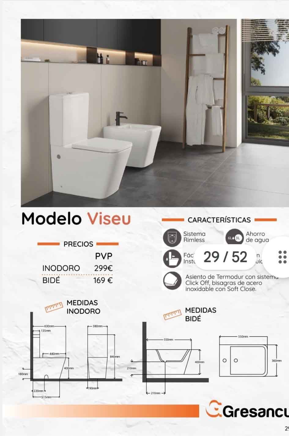 Un baño con dos inodoros y un bidé.