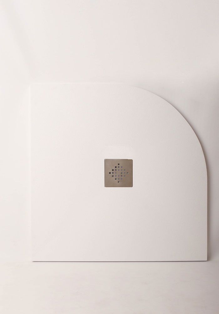 Panel cuadrado blanco para montaje en pared con el lado derecho redondeado y una pequeña rejilla de ventilación gris en el centro.