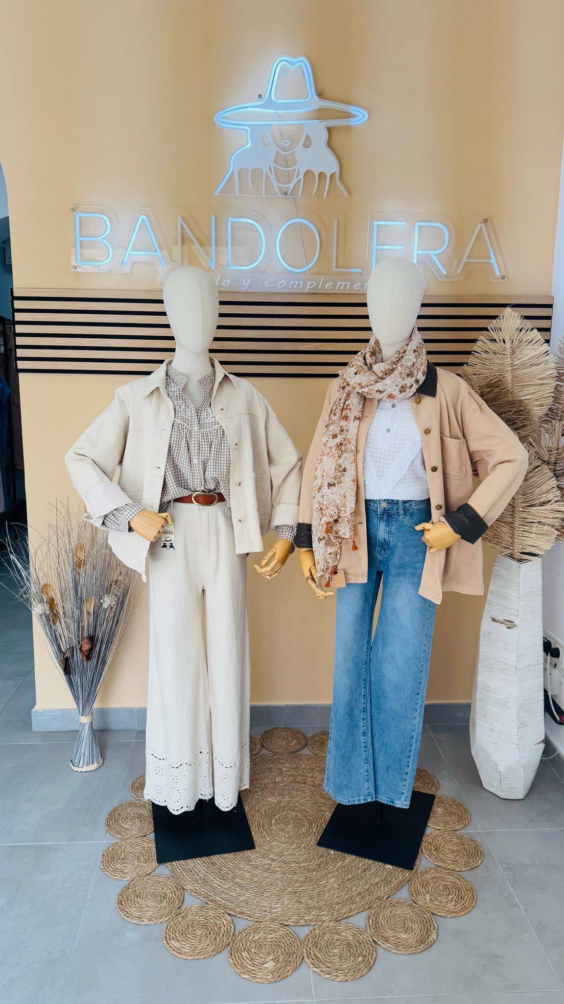 Dos maniquíes están parados uno al lado del otro en una tienda.