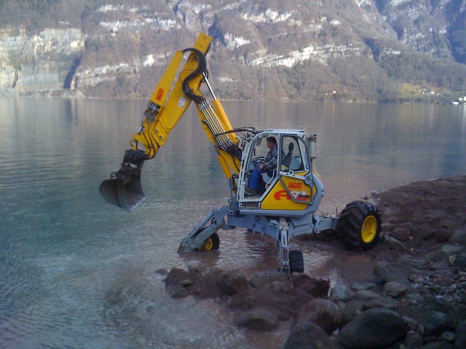 Kran | Lothar Gut Baggerbetriebe | Bagger, Aushubarbeiten, Naturschutzarbeiten, Umgebungsarbeiten, Transport | Eschenbach SG