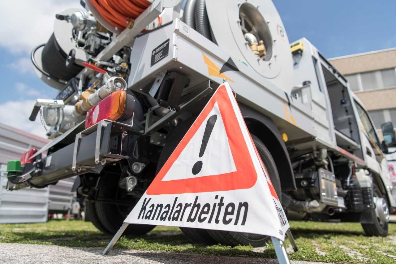 Ein Warnschild, dass auf Kanalarbeiten mit einem Reinigungs-LKW stattfinden.