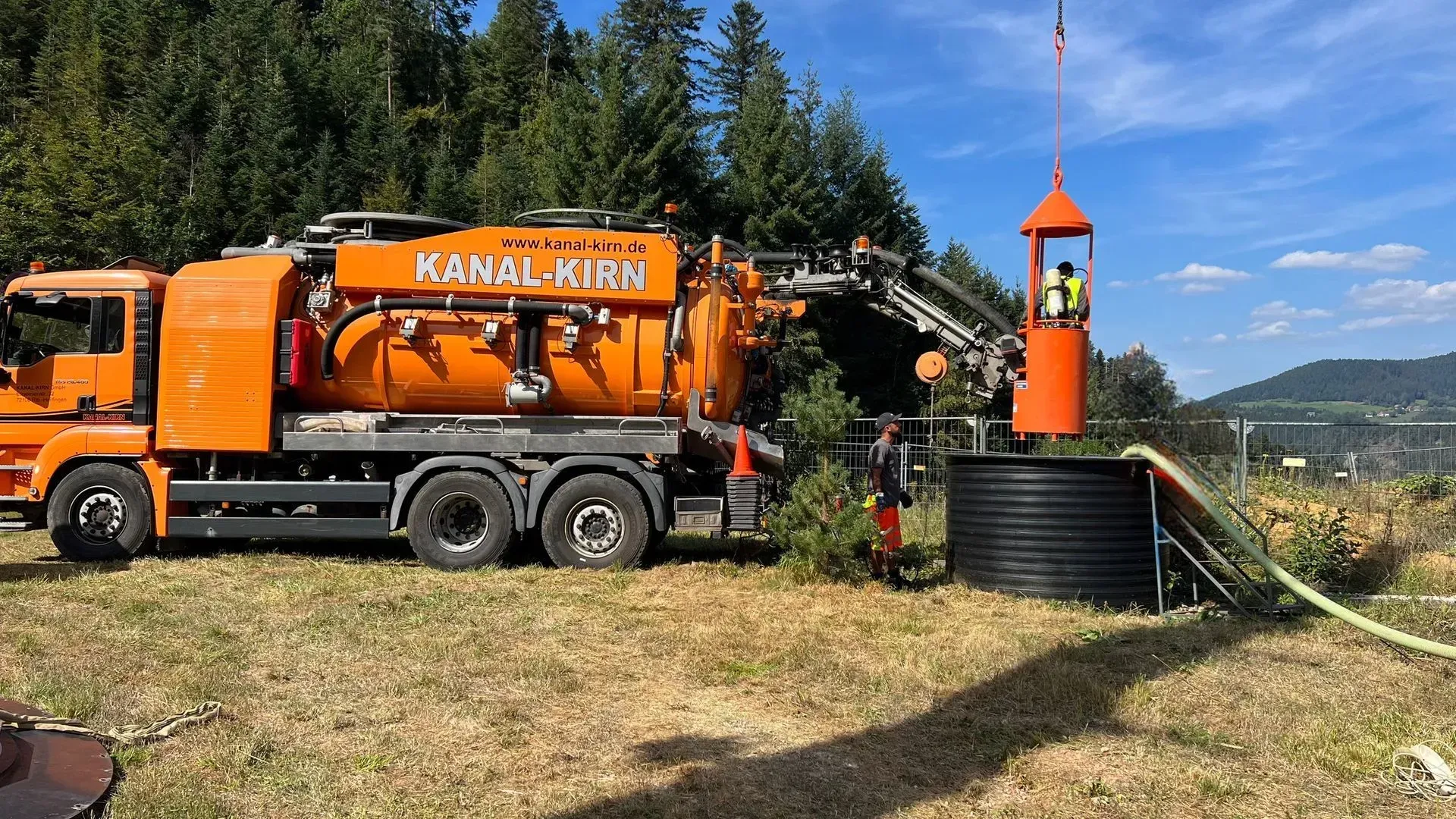 Der Reinigungs- LKW der Firma Kanal Kirn führt eine Kanalreinigung durch.