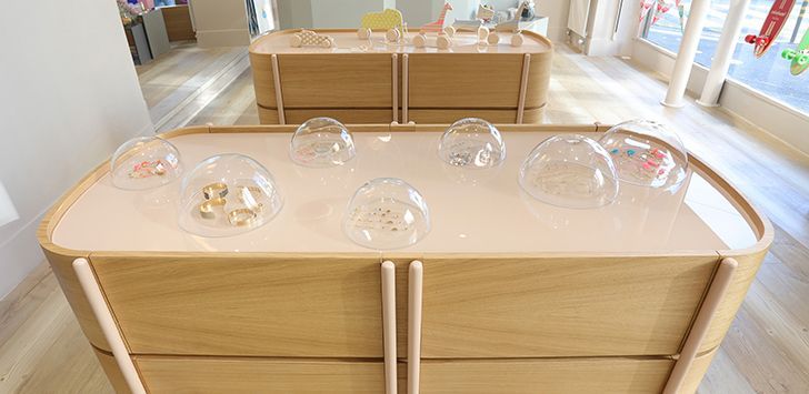 Mobilier avec décorations en verre