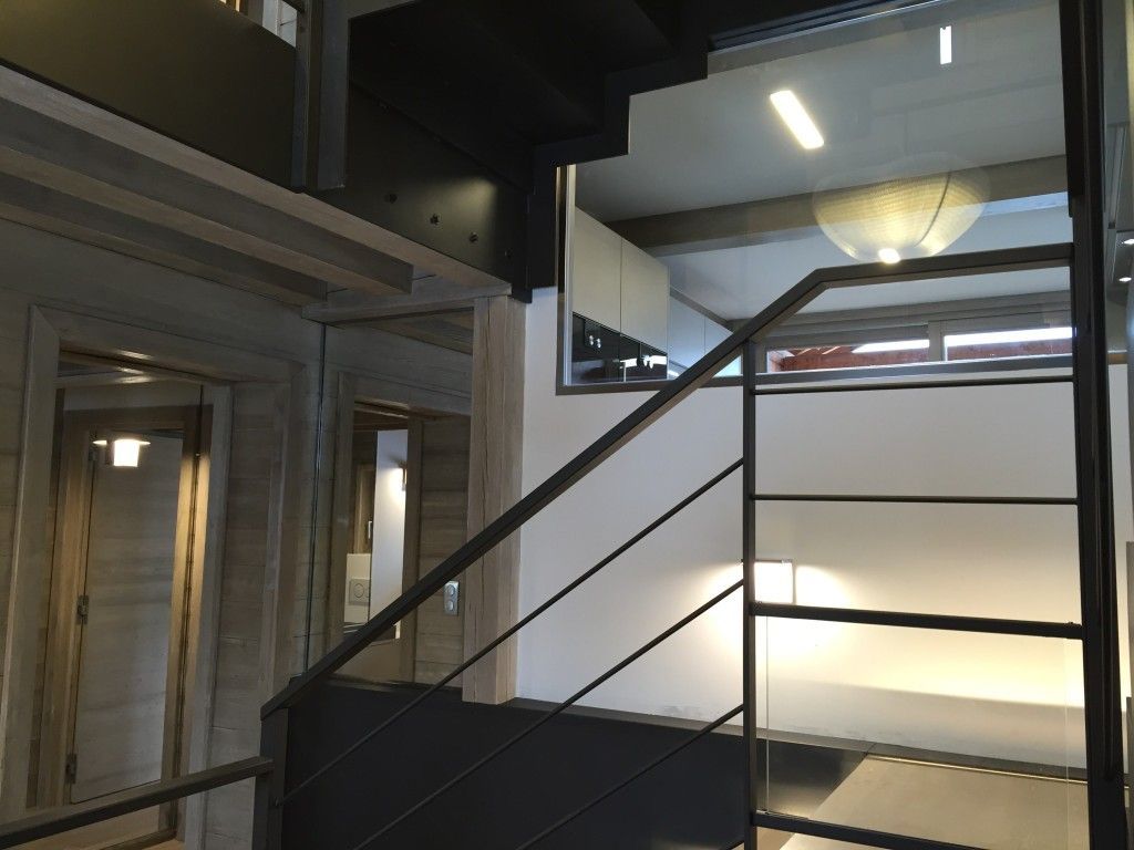 Miroir dans une cage d'escalier