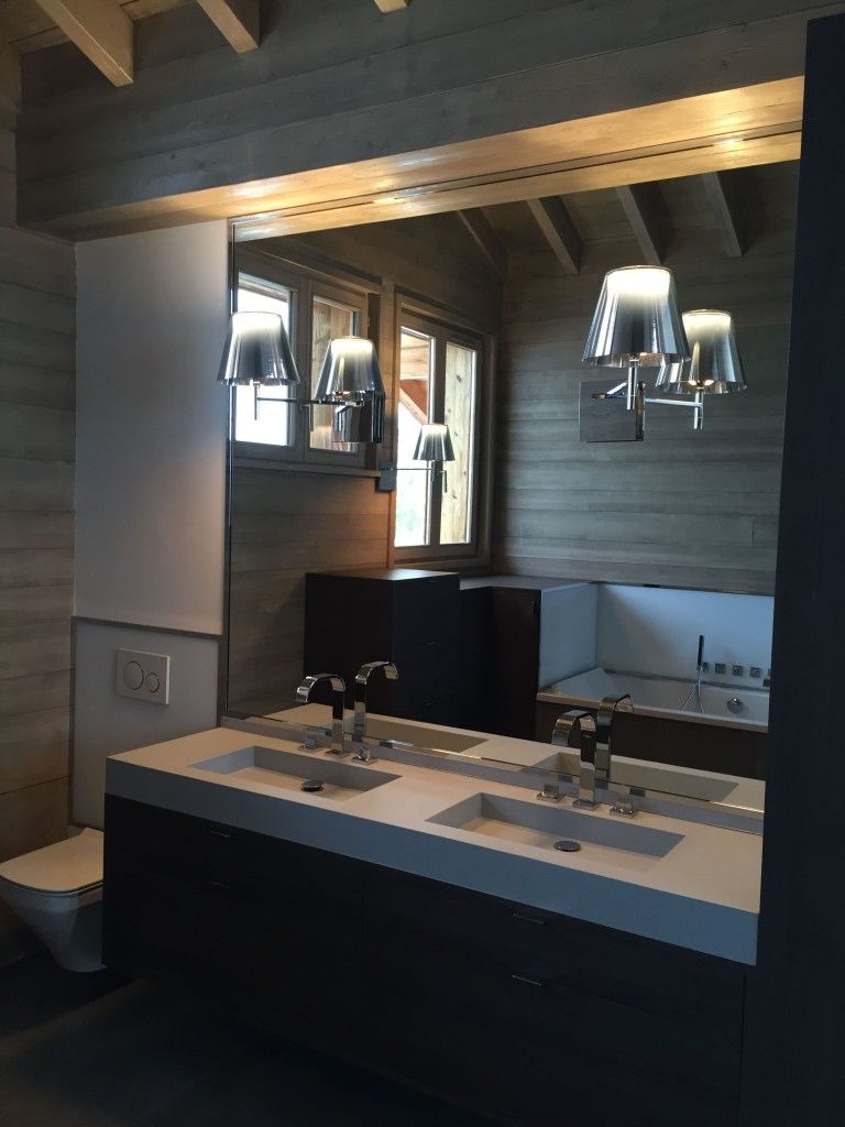 Pose de miroir dans une salle de bains, au dessus du lavabo