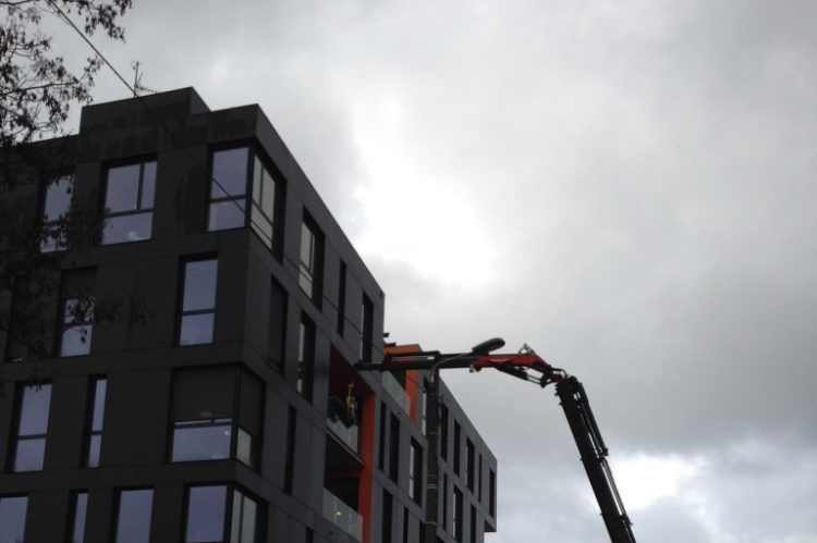 Pose de vitre avec grue