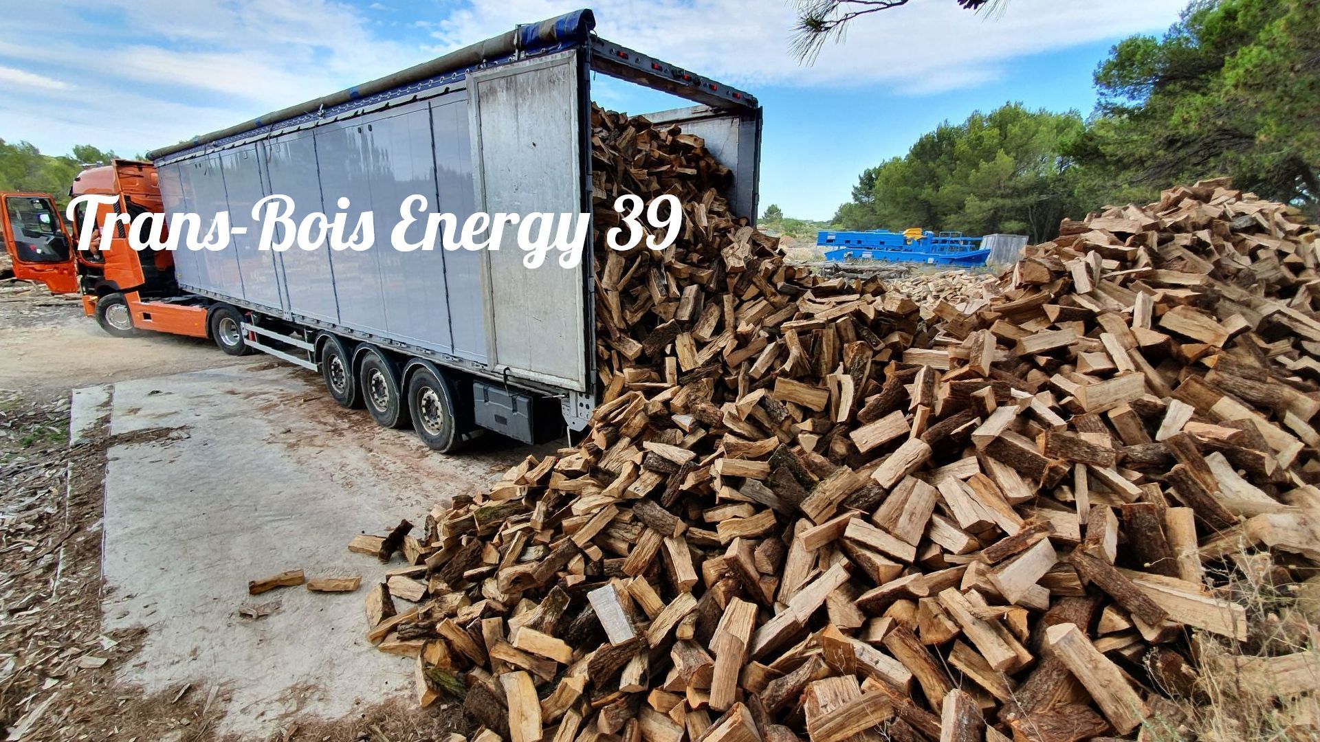 Camion déchargeant du bois de chauffage.