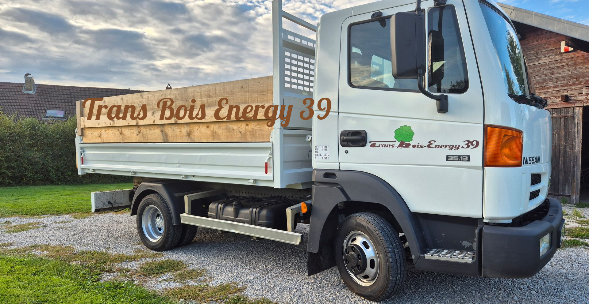 Camion de livraison blanc avec plateau en bois.
