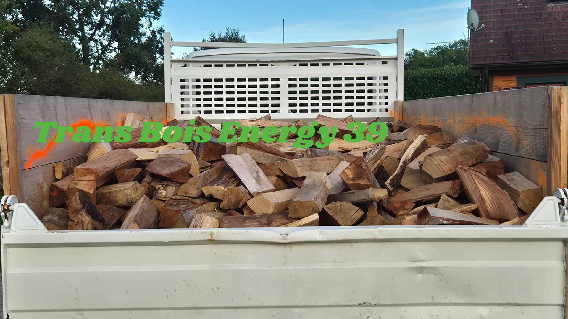 Un plateau de camion rempli de bois de chauffage, prêt à être livré.