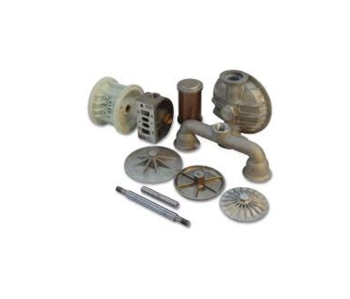 Varias piezas de máquinas de metal esparcidas sobre una superficie blanca.