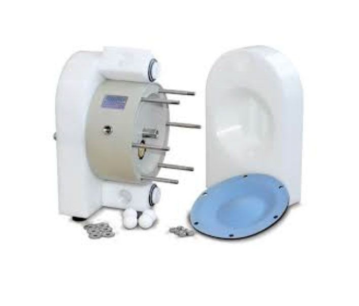 Equipo industrial blanco, desmontado. Muestra un tambor, una carcasa y un componente circular azul.