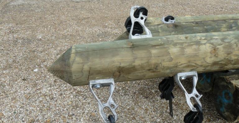 Poteaux en bois et accessoires de ligne
