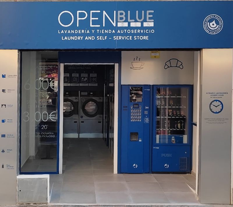 Una lavandería y tienda de autoservicio llamada openblue