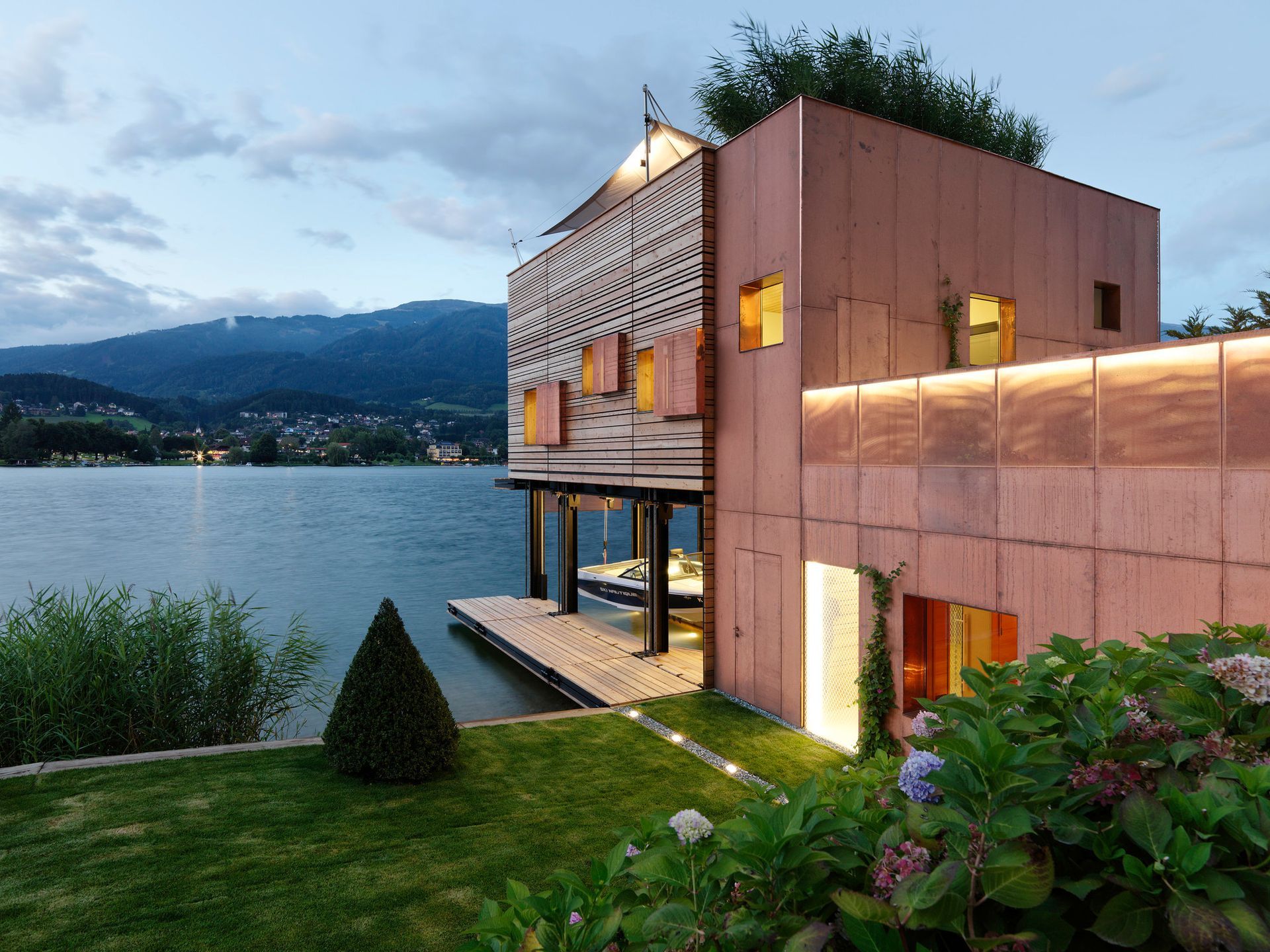 Maison en bois au bord d'un lac