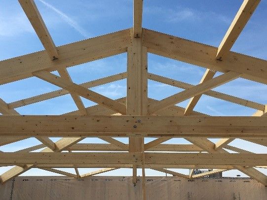 Charpente avec ciel bleu