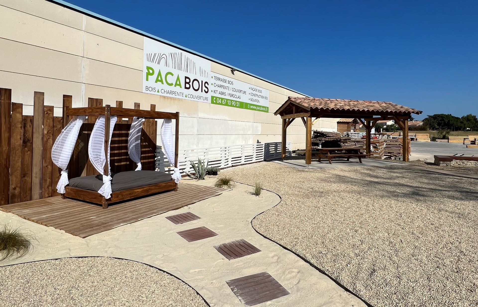 Construction bois avec chemin