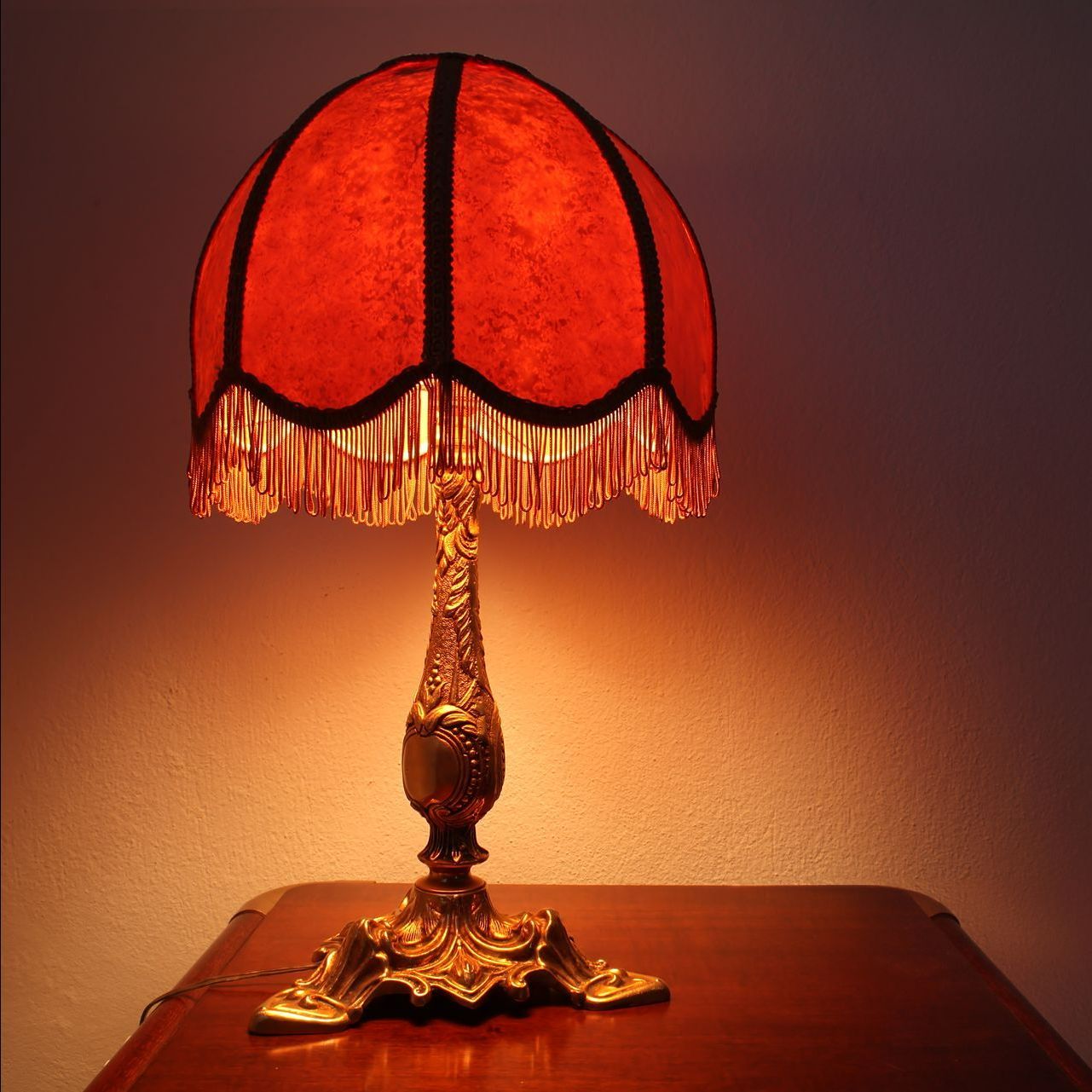 Lampe ancienne à abat-jour rouge