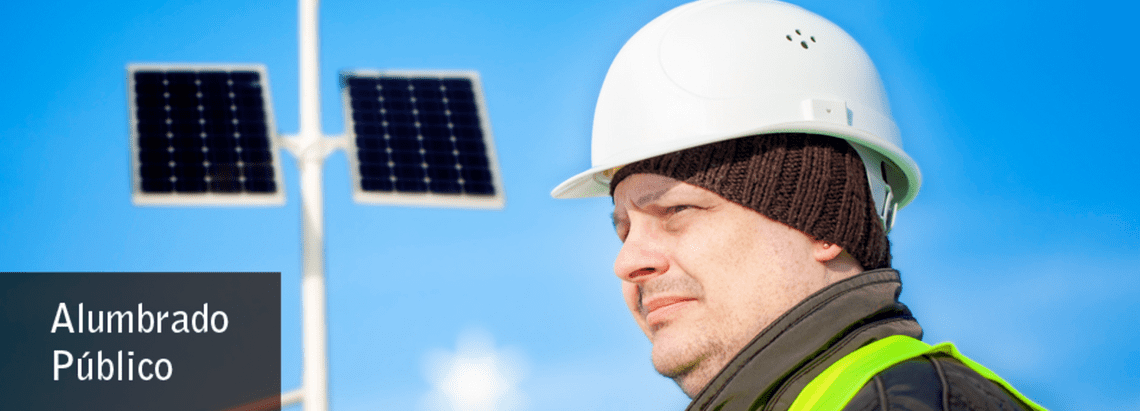 Un hombre con casco está de pie cerca de paneles solares y un cielo azul; el texto dice 
