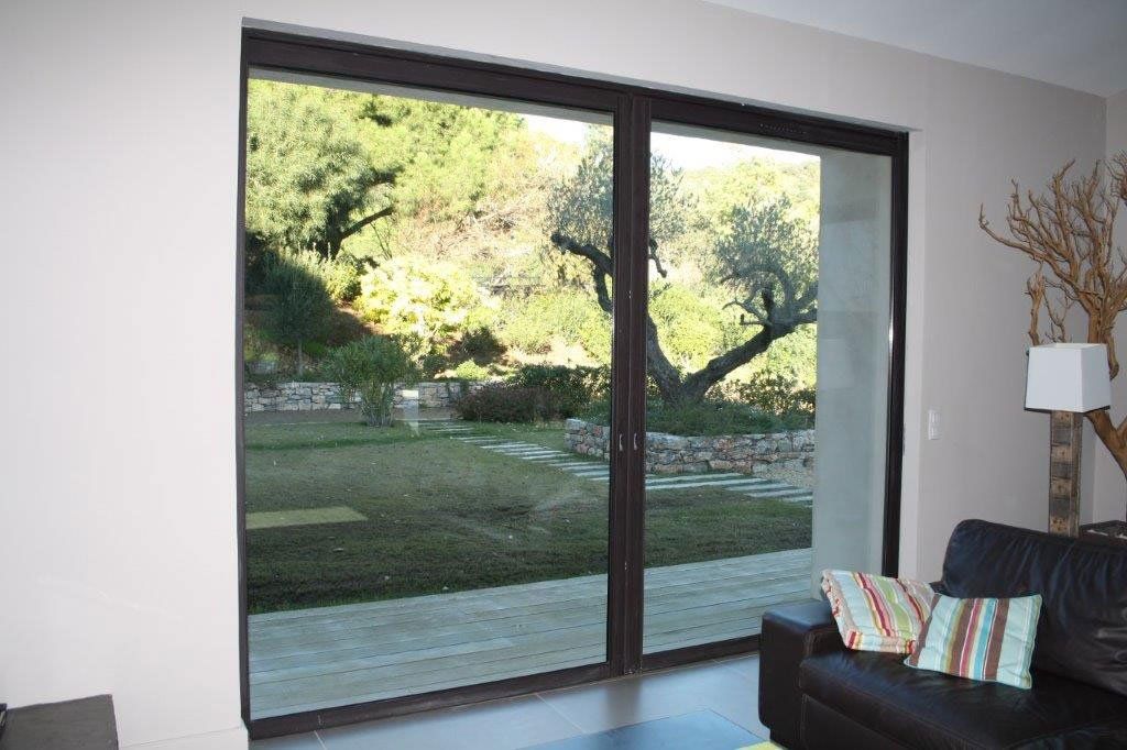 Porte-fenêtre vue intérieure noire